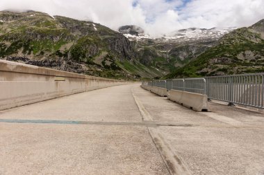 Arka planda dağlar olan Malta barajında. Carinthia 'da. Avusturya