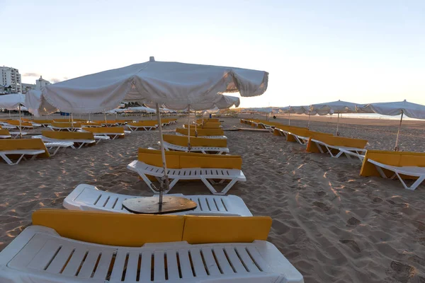 Sedie Vuote Sulla Spiaggia Sabbia Mattina Soleggiata Sulla Spiaggia — Foto Stock