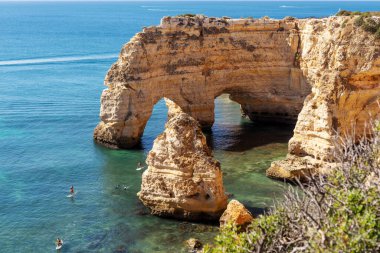 Praia da Marinha sahilindeki kayalıklar. Algarve. Portekiz. Avrupa