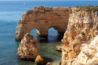Praia da Marinha sahilindeki kayalıklar. Algarve. Portekiz. Avrupa