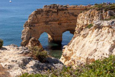 Praia da Marinha sahilindeki kayalıklar. Algarve. Portekiz. Avrupa