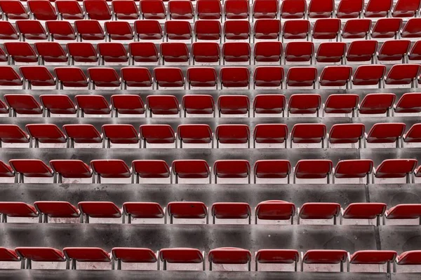 スタジアムの赤い座席の行 スタジアムで赤いプラスチック製の椅子を空に — ストック写真