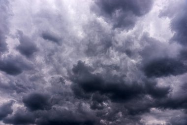 Dramatik karanlık bulut manzarası. Arkaplan olarak kara fırtına bulutları