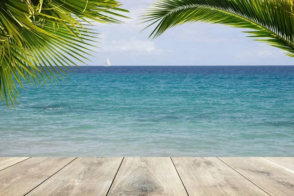 Holzplanken Und Palmenblätter Mit Klarem Blauem Wasser Hintergrund — Stockfoto