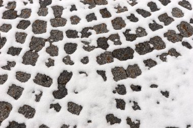 Kışın karlı eski kaldırım taşları