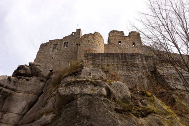 Aşağıdan Oybin 'deki manastır harabelerinin manzarası. Saksonya. Almanya