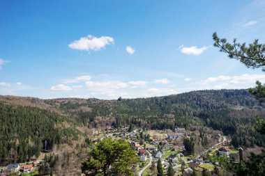 Oybin 'in kaplıca şehri manzarası. Saksonya. Almanya