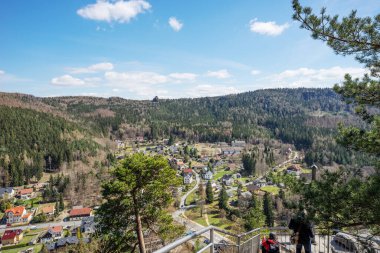 Oybin 'in kaplıca şehri manzarası. Saksonya. Almanya