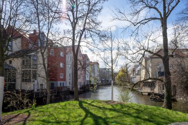 Erfurt 'taki Gera Nehri' ndeki eski tarihi evler. Thüringen. Almanya