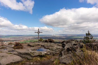 Lusatian Dağları 'nın bir parçası olan Zittau Dağları' ndaki Tpfer Dağı 'ndan görüntüyü al. Almanya