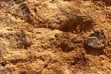 Çizik ve çatlaklarla kumtaşı dokusu. Yakın çekim.