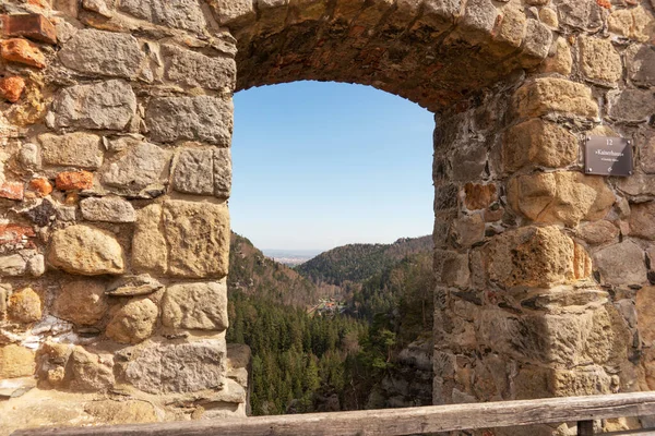 Oybin dağındaki harabe manastırın penceresi. Saksonya. Almanya