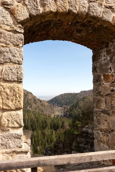 Oybin dağındaki harabe manastırın penceresi. Saksonya. Almanya