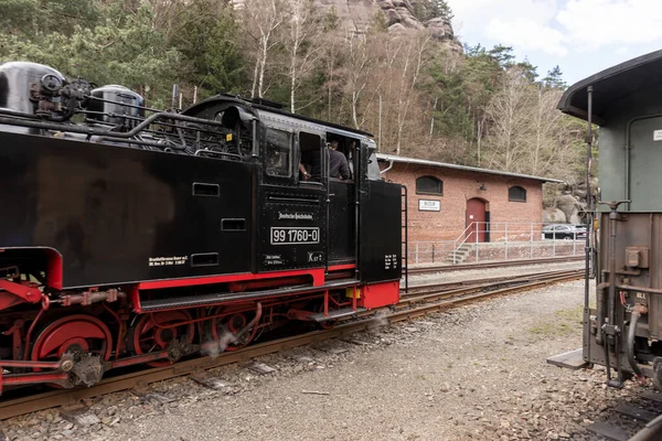 Oybin tren istasyonunda tarihi buharlı tren. Saksonya. Almanya
