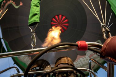 Sıcak hava balonundaki gaz ocağından ateş et. Sıcak gaz balonu şişirir. Alt görünüm