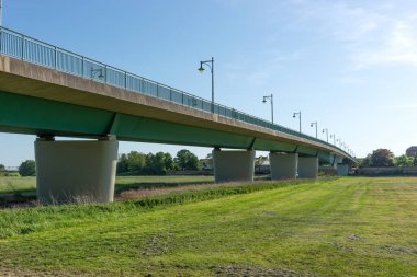 Torgau kasabasındaki Elbe Nehri üzerindeki köprü. Saksonya. Almanya