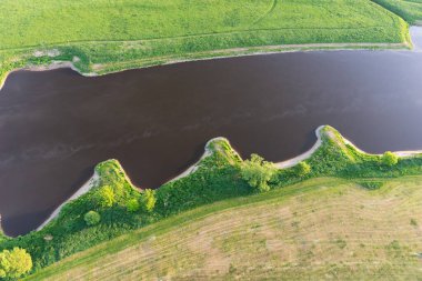 Elbe Nehri 'nin bir kısmının yukarıdan görüntüsü