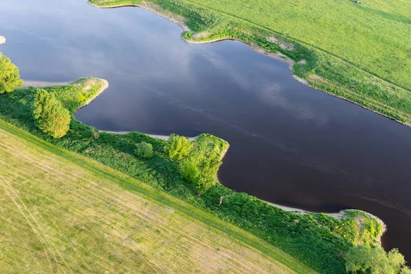 Elbe Nehri 'nin bir kısmının yukarıdan görüntüsü