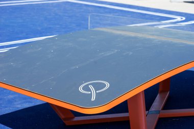 Modern teqball ya da teqpong sporu için mavi eğimli masa. Masa tenisi ve futbol karışımı.