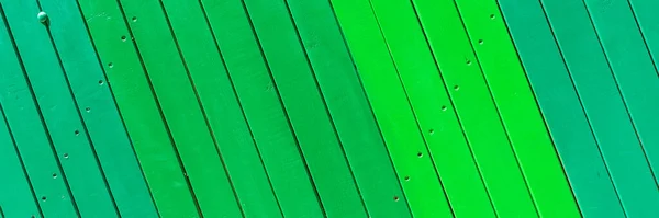 木制全景绿色背景 不同深绿色的木制板条 — 图库照片