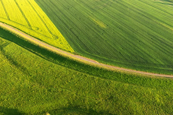 Carretera Entre Los Campos Vistos Desde Arriba —  Fotos de Stock