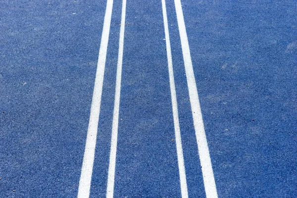 屋外で白いラインとトップビューブルーフィールドゴム地面 — ストック写真
