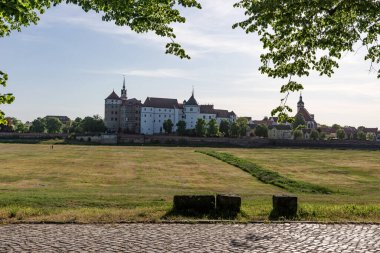 Torgau 'daki Hartenfels şatosu, Saksonya' daki Elbe 'nin kıyısında bir kasaba. Almanya. Avrupa