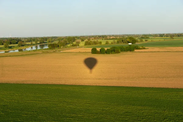 Heißluftballon Schatten Auf Dem Feld — Stockfoto