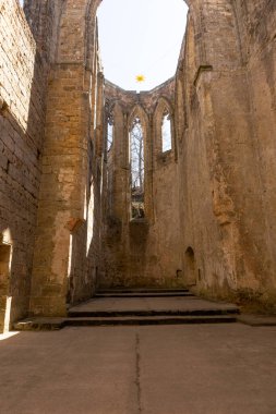 Oybin 'deki eski manastır harabesi. Sarı geleneksel Alman Noel Plastik Yıldızı ortada asılı
