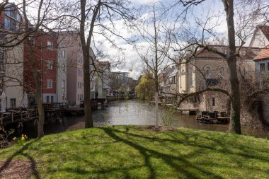 Erfurt şehrindeki Gera Nehri 'nin yanında tarihi evler bulunuyor. Thüringen. Almanya