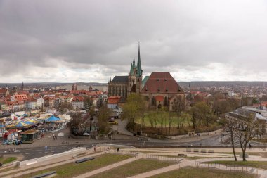 Tarihi katedrali ile Erfurt şehri manzarası. Thüringen. Almanya