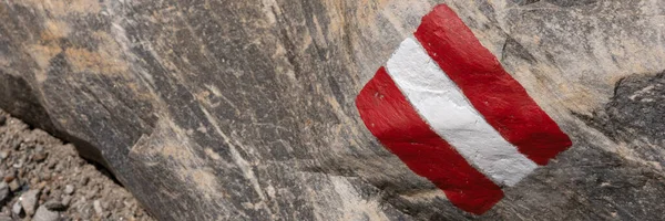 パノラマ画像 オーストリアアルプスの石の上のトレイルマーカー — ストック写真