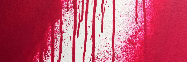 壁には赤いペンキがかかっている 血が飛び散った 赤パノラマの背景 — ストック写真