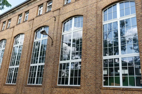 Eski Fabrika Binasının Büyük Pencereleri Dış Görünüm — Stok fotoğraf