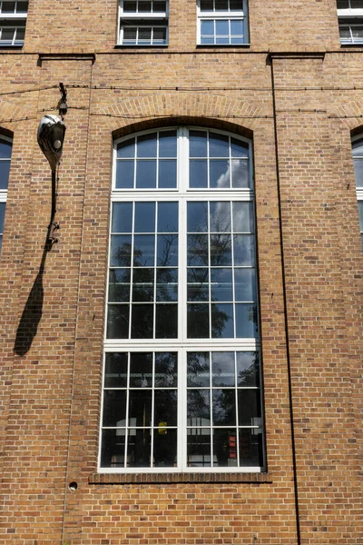 Eski Fabrika Binasının Büyük Pencereleri Dış Görünüm — Stok fotoğraf
