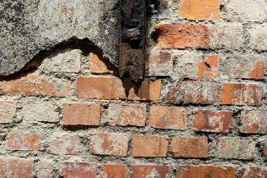 Paslı çelik kirişli ve ufalanmış alçılı eski duvar.