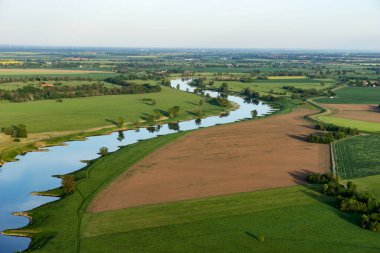Torgau yakınlarındaki Elbe Nehri 'nin manzarası. Saksonya