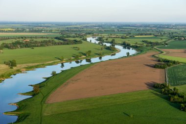 Torgau yakınlarındaki Elbe Nehri 'nin manzarası. Saksonya