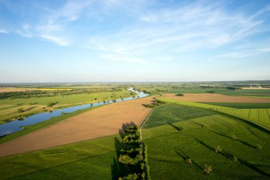 Torgau yakınlarındaki Elbe Nehri 'nin manzarası. Saksonya