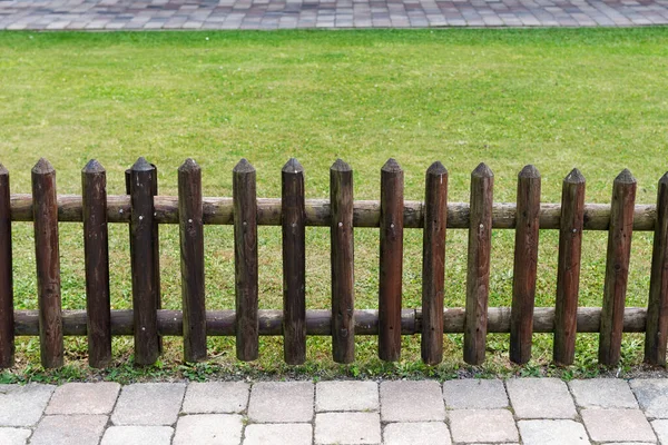 Small Wooden Fence Separates Sidewalk Lawned Garden — Stockfoto