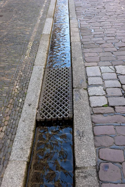 Freiburg im Breisgau 'daki su kanalı. Almanya