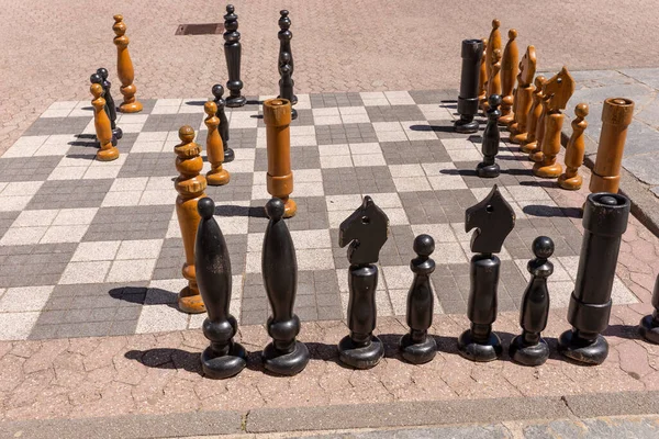 Outdoor Large Chess Place Old Chess Pieces Outdoor Entertainment Games — стоковое фото