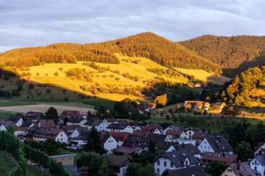 Glottertal 'da gün batımı. Kara Orman. Almanya
