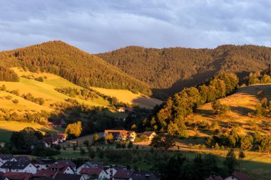 Glottertal 'da gün batımı. Kara Orman. Almanya