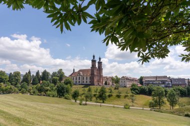Kara Orman 'da Aziz Peter manastırı olan Aziz Peter köyü. Almanya. Avrupa