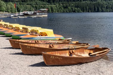 Kara Orman 'daki Titisee Neustadt Gölü' nün önündeki boş tekneler. Almanya
