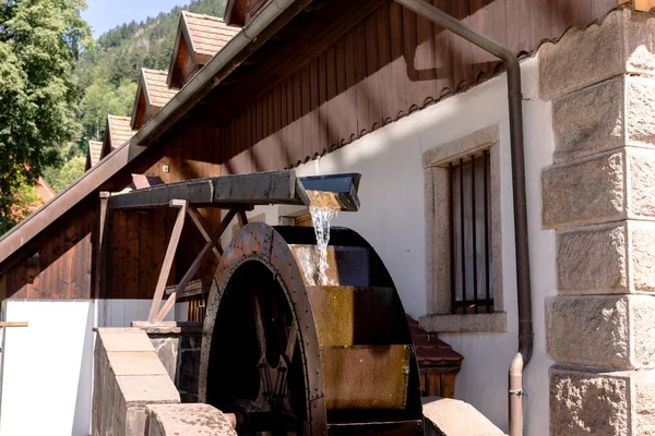 Old Rusty Water Wheel Restored Mill House — Foto de Stock