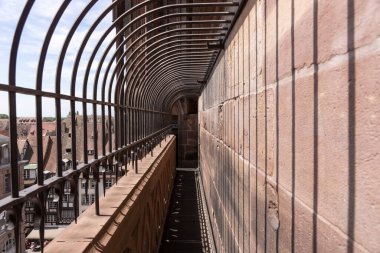 Cathdrale Notre-Dame de Strasbourg 'daki ya da Strasbourg Leydisinin Katedrali' ndeki dış yol. Fransa