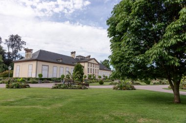 Strasbourg 'daki Parc de l' Orangerie 'de tarihi Orangerie binası. Fransa