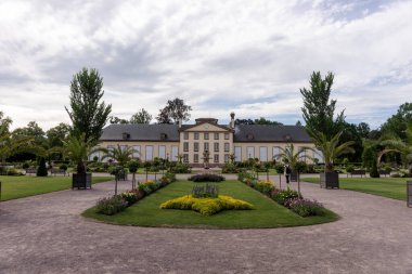 Strasbourg 'daki Parc de l' Orangerie 'de tarihi Orangerie binası. Fransa